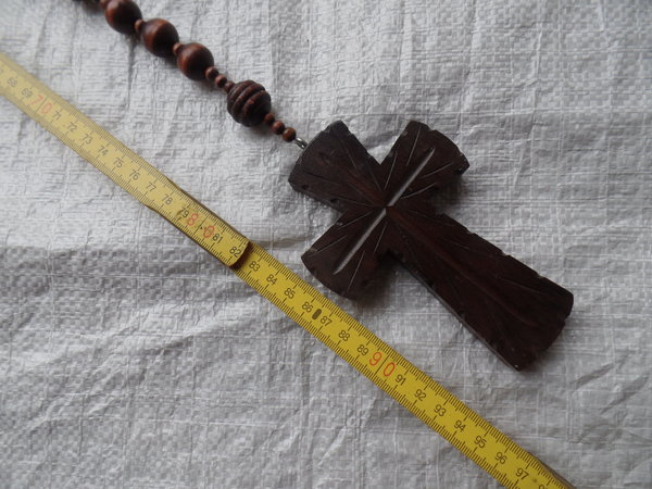 Wandrosenkranz 20 mm dunkel Kreuz Holz geschnitzt Länge 0.95 m