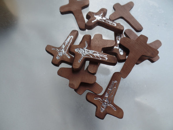 Chile - Kreuz Kreuz der Einheit dunkel Holz 5 cm mit Prägung